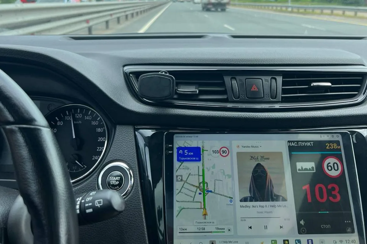 Вертикальный экран Teyes в Nissan Qashqai J11 с навигацией и музыкой
