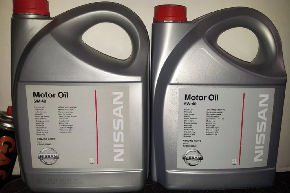 Две канистры оригинального масла Nissan Motor Oil 5W-40