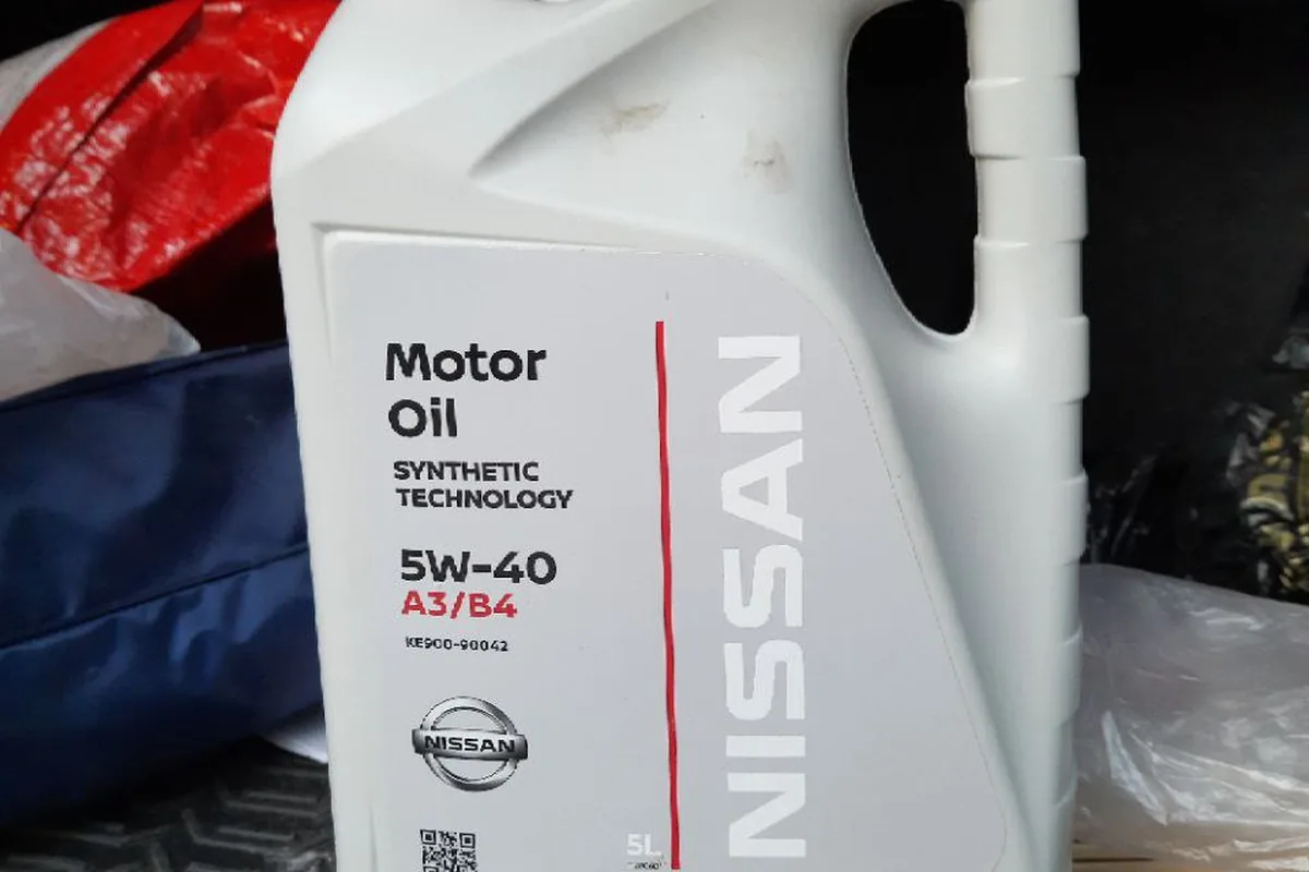Канистра Nissan Motor Oil 5W-40 A3/B4 в багажнике Nissan Qashqai