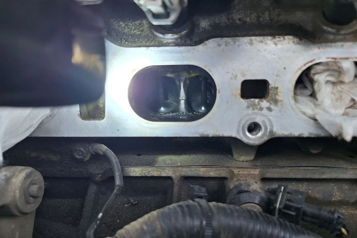 Цилиндр мотора Nissan Qashqai со снятой головкой при жоре масла