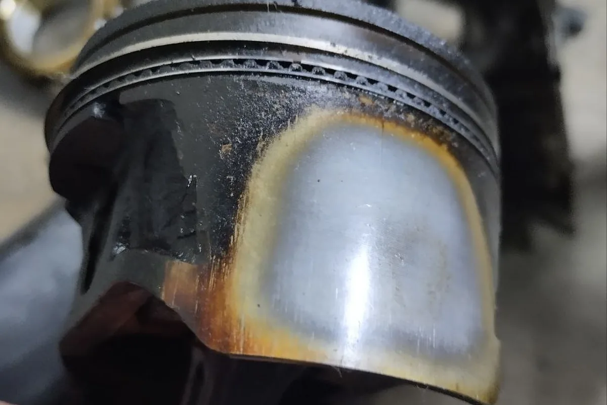 Поршень Nissan Qashqai с залёгшими кольцами при большом масложоре