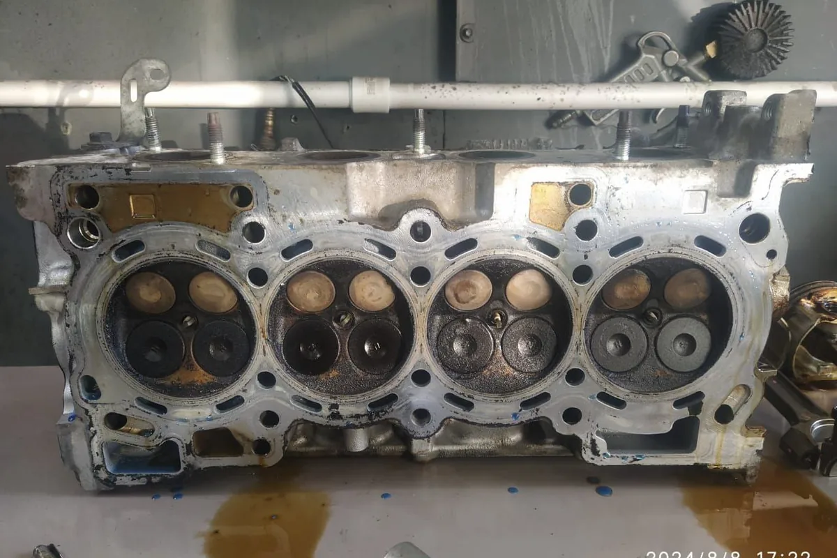Головка блока MR20DE Nissan Qashqai с нагаром на клапанах