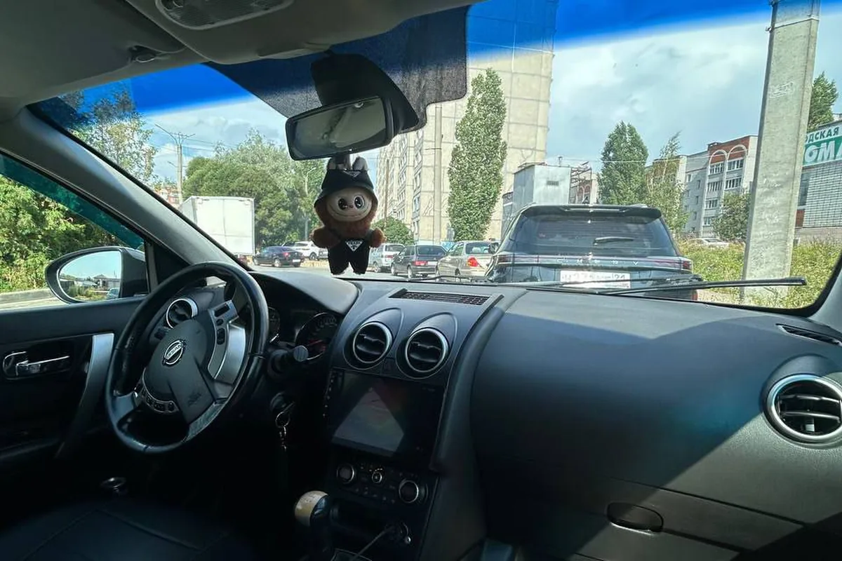 Салон Nissan Qashqai J10 с рычагом механической коробки