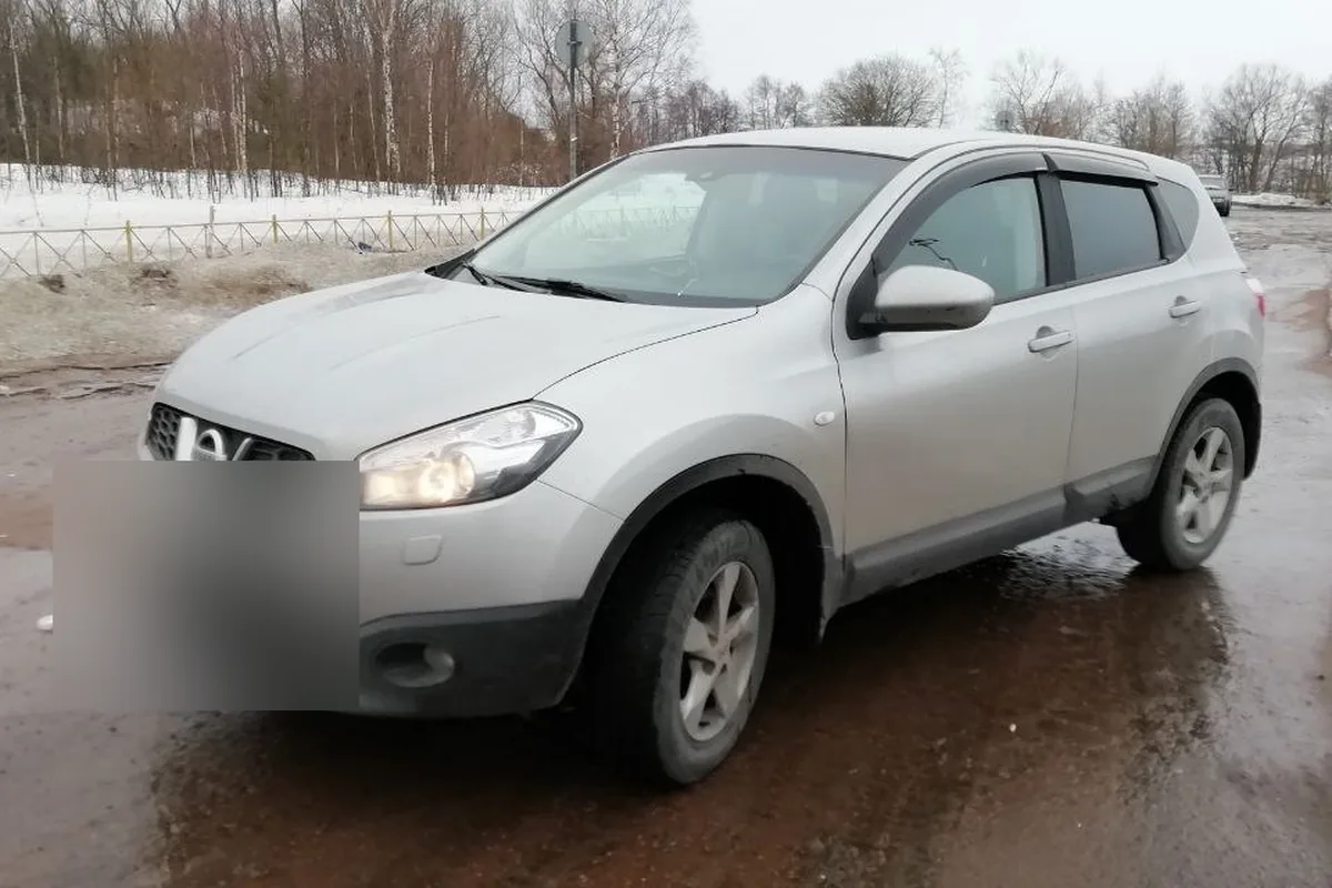 Серебристый Nissan Qashqai J10 2013 года 2.0 с МКПП