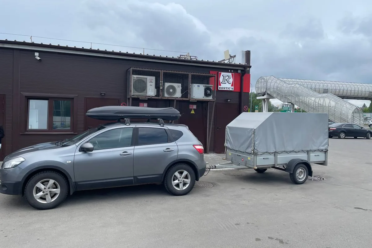 Nissan Qashqai J10 1.6 на механике с прицепом и боксом на крыше