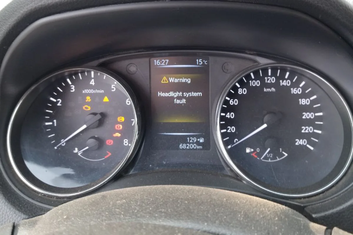 Сообщение Headlight system fault на приборке Nissan Qashqai J11