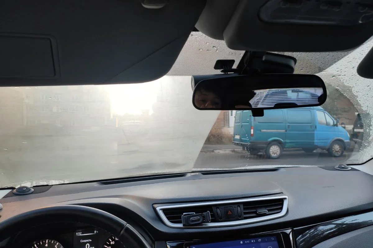 Запотевшее изнутри лобовое стекло Nissan Qashqai J11