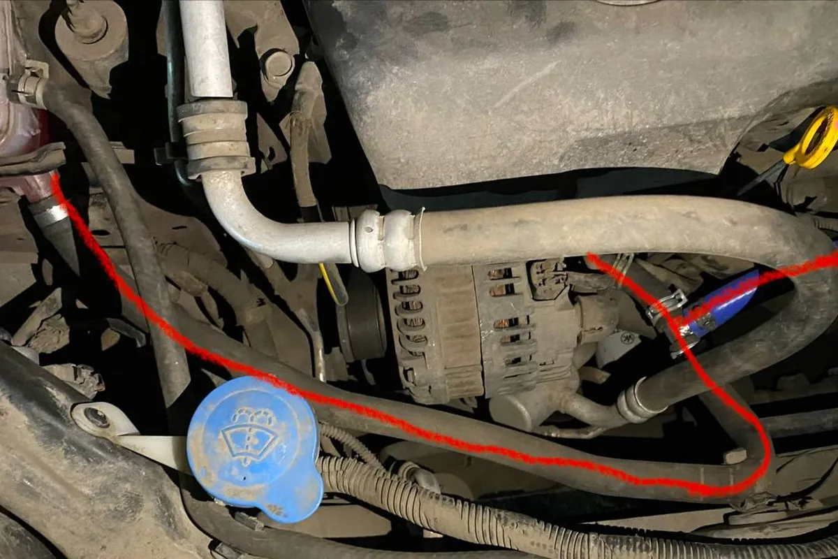 Схема врезки тройников в шланги охлаждения под капотом Nissan Qashqai