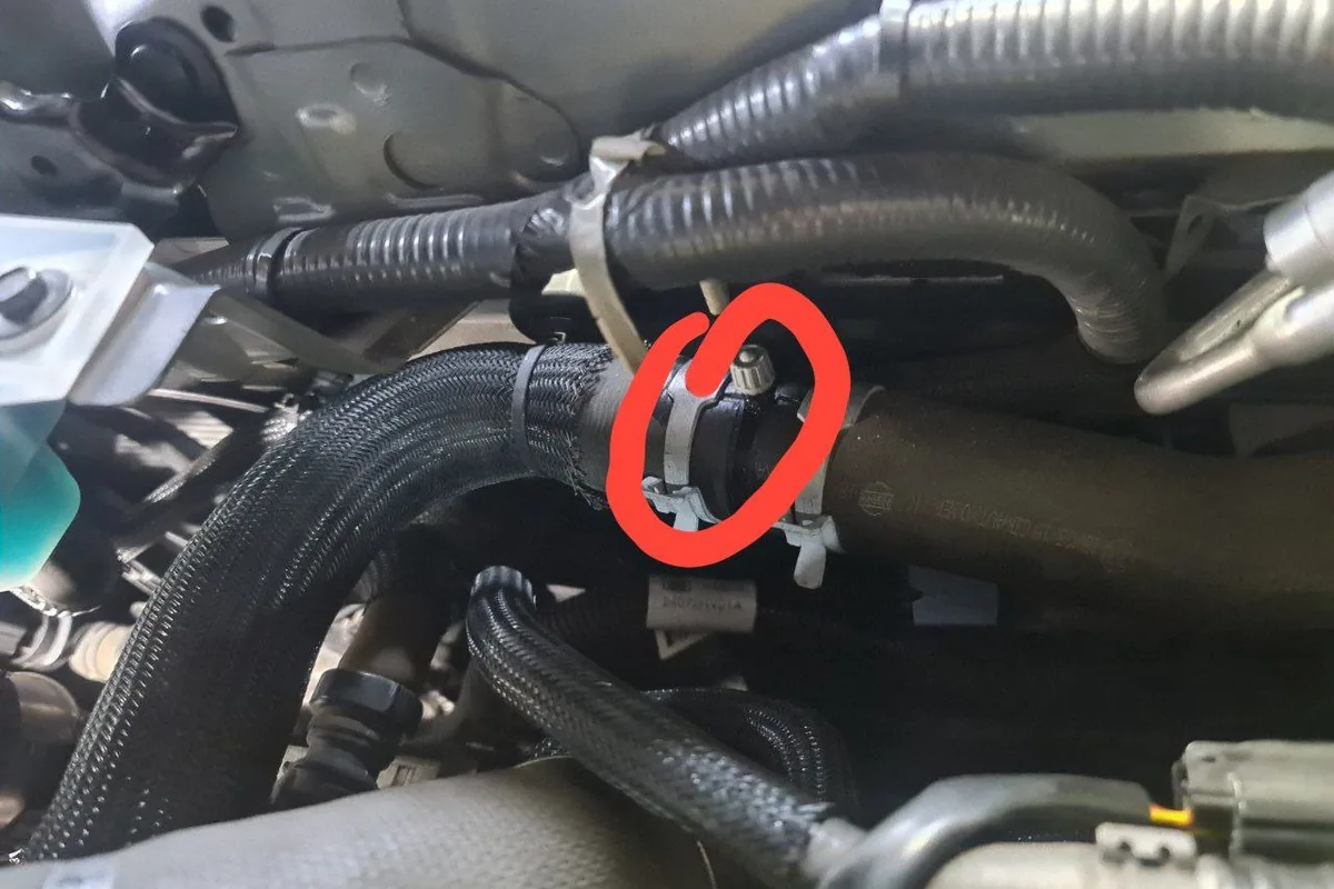Корпус термостата Nissan Qashqai J11 с шестигранником для стравливания воздуха