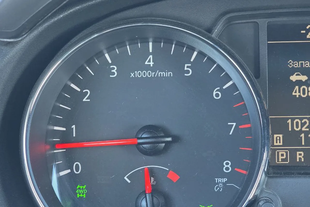 Стрелка температуры двигателя Nissan Qashqai J10 внизу шкалы на трассе