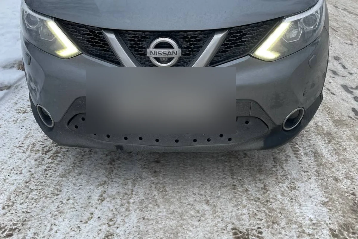 Nissan Qashqai J11 с перфорированной зимней заглушкой решётки