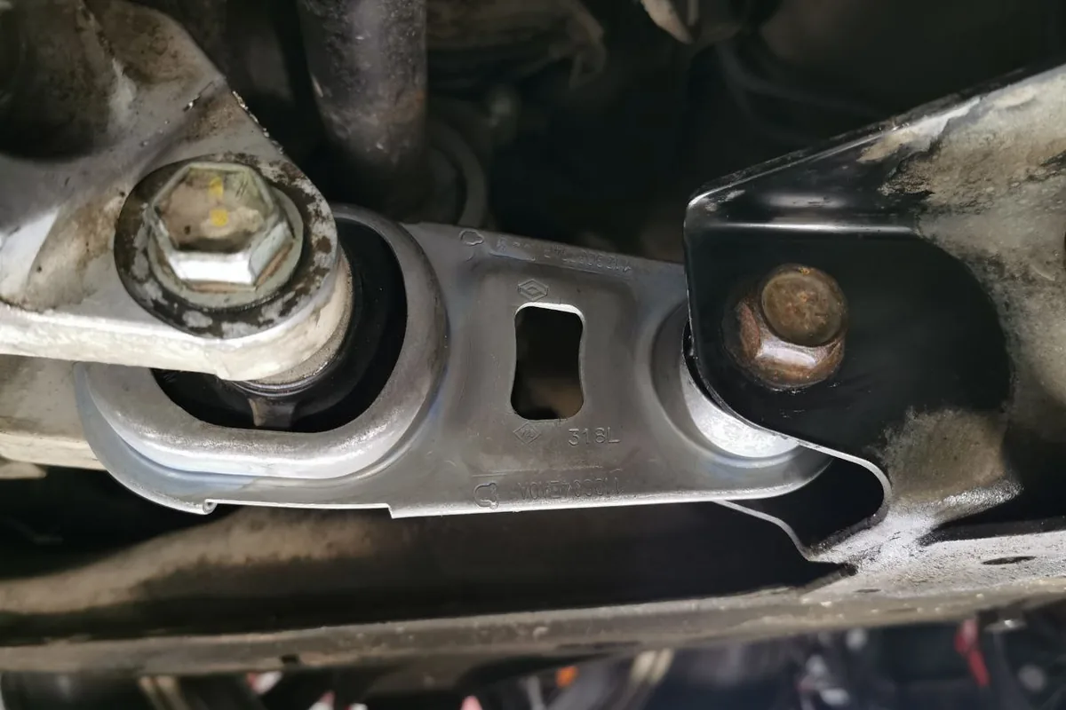 Задняя опора двигателя Nissan Qashqai J11 на подрамнике снизу