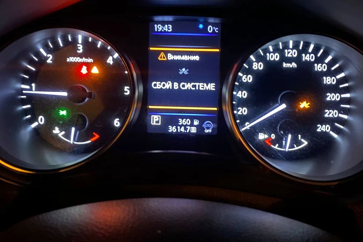Предупреждение о сбое в системе помощи водителю на приборке Nissan Qashqai J11
