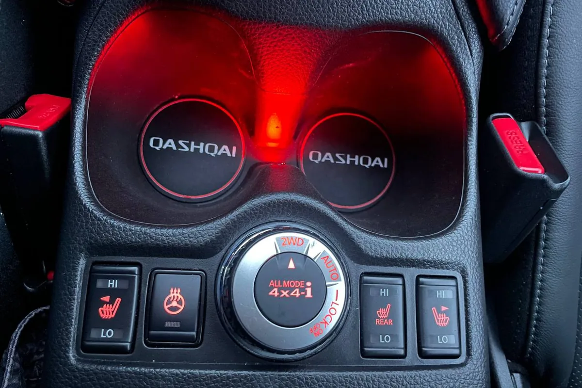 Центральная консоль Nissan Qashqai J11 с подсветкой ниши и подстаканников