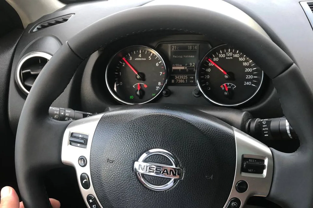 Перетянутый в кожу руль Nissan Qashqai J10