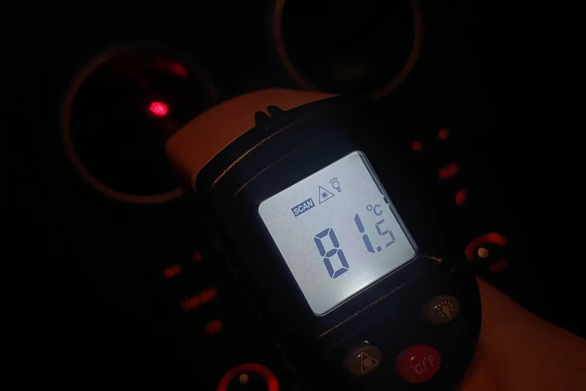 Пирометр показывает 81,5 °C на дефлекторе Nissan Qashqai