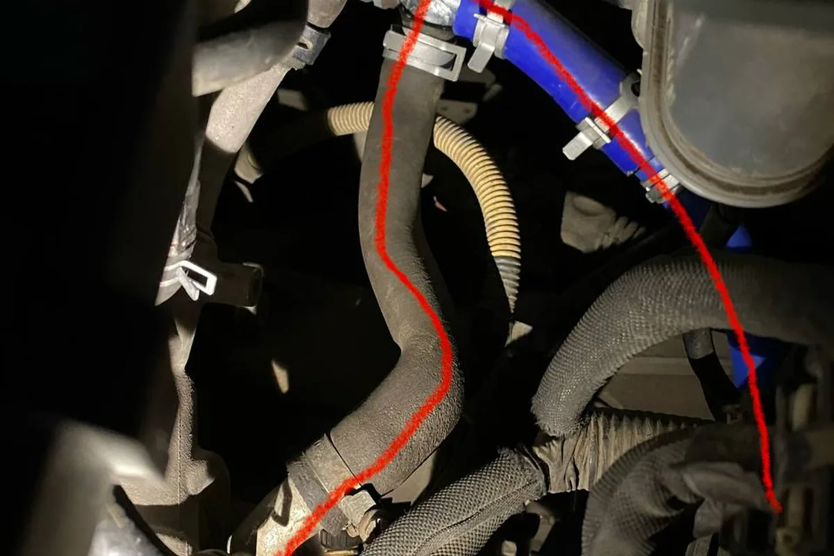 Тройник в верхнем шланге обратки печки Nissan Qashqai