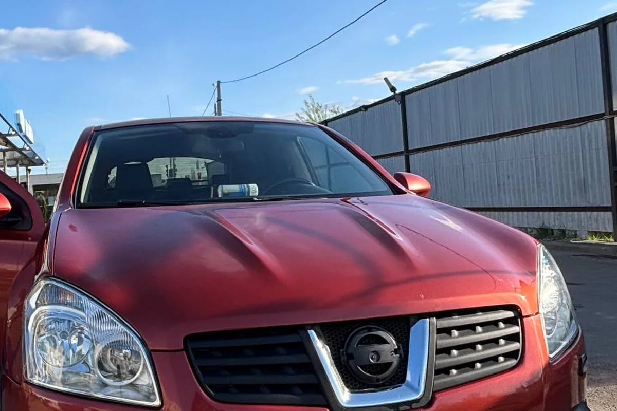Красный Nissan Qashqai J10 2008 года спереди