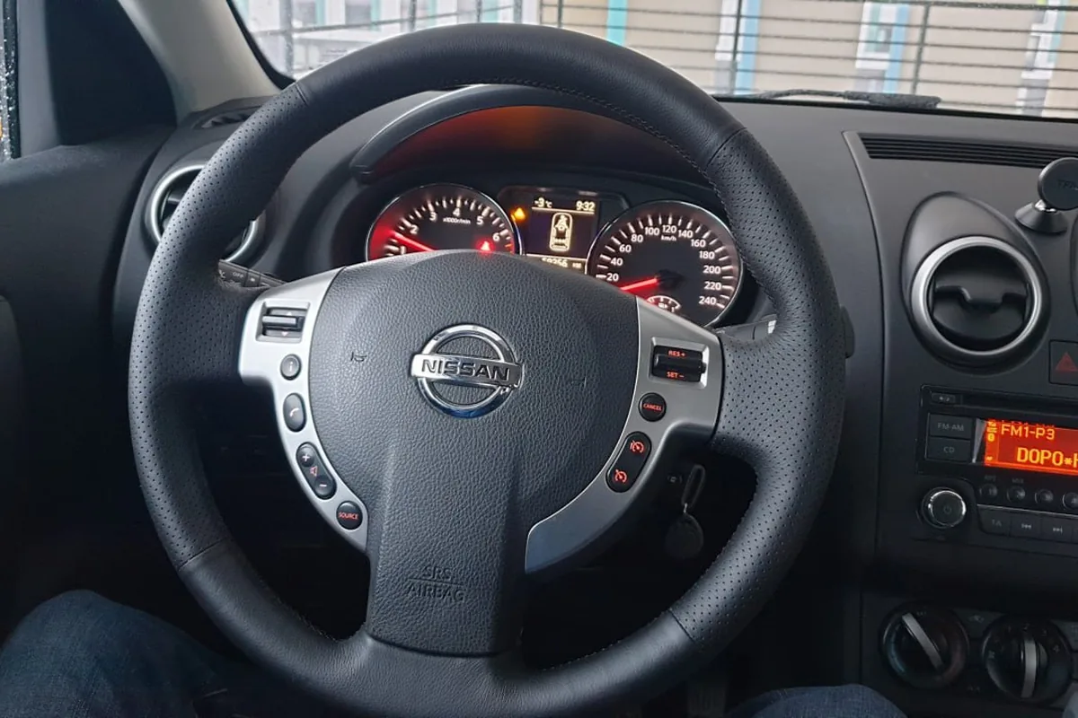 Салон Nissan Qashqai J10 с перетянутым кожей рулём