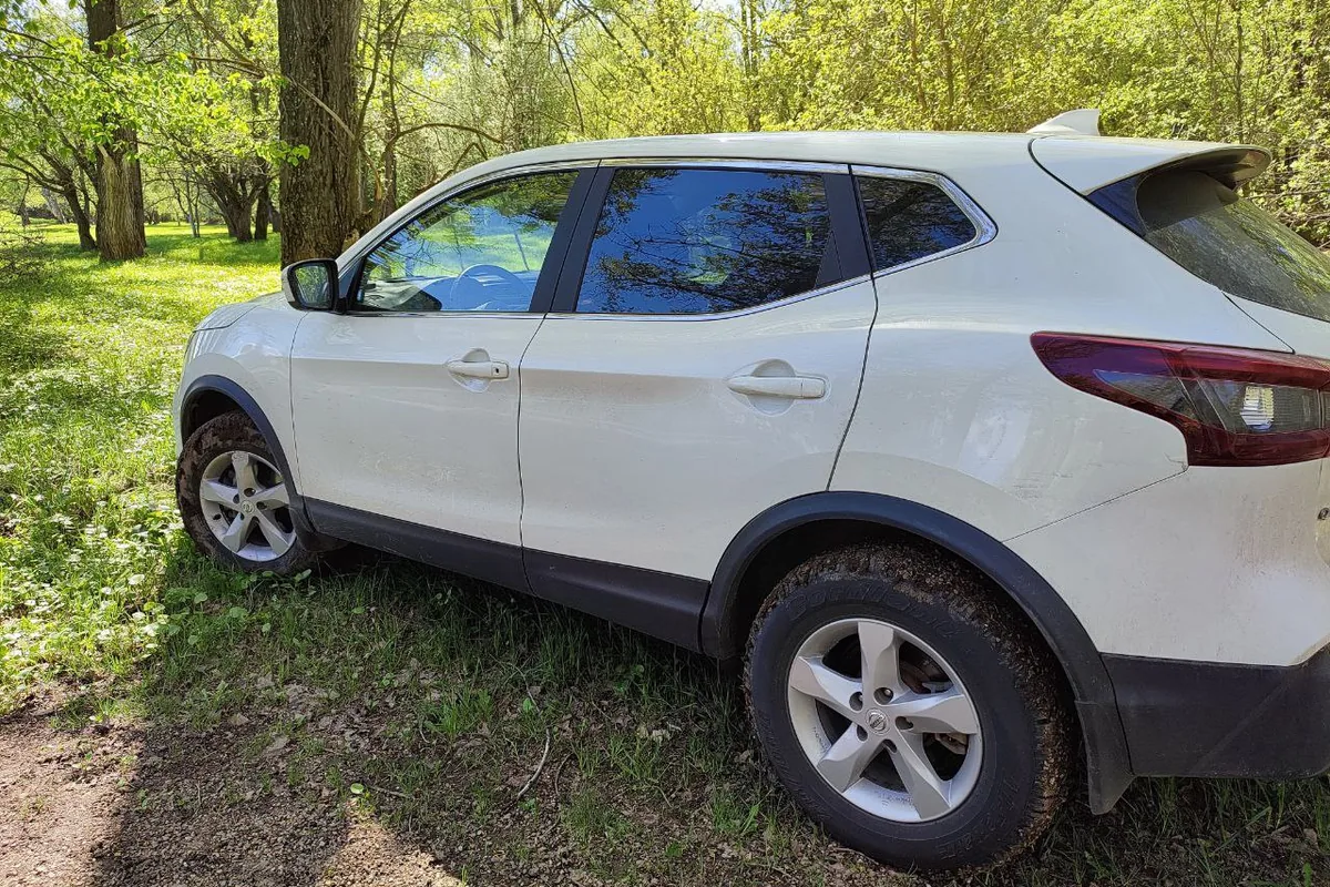 Белый Nissan Qashqai J11 до рестайлинга на колёсах R16