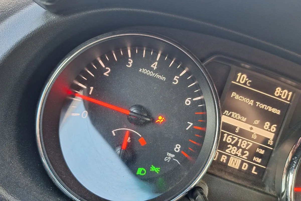Горит лампа подушки безопасности на приборке Nissan Qashqai J10