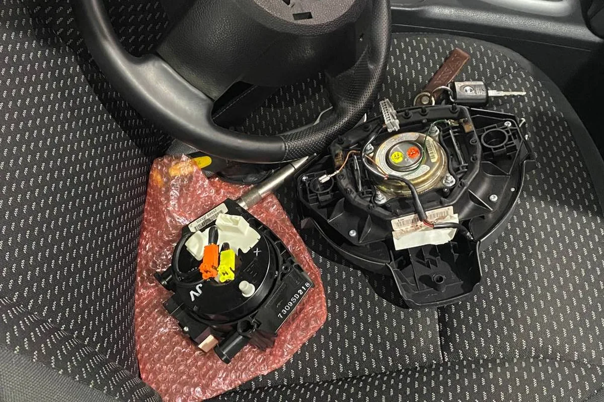 Снятый руль и подушка безопасности Nissan Qashqai J10 при замене шлейфа