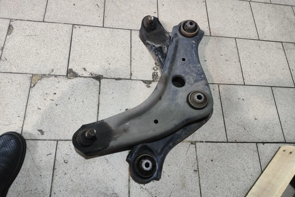 Снятый передний рычаг CTR Nissan Qashqai J11 с разрушенными сайлентблоками