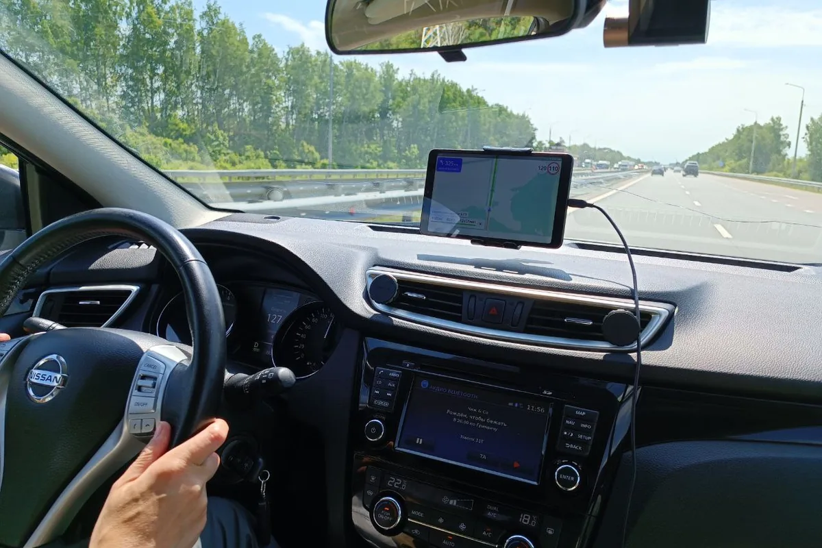 Салон Nissan Qashqai J11 за рулём на загородной трассе