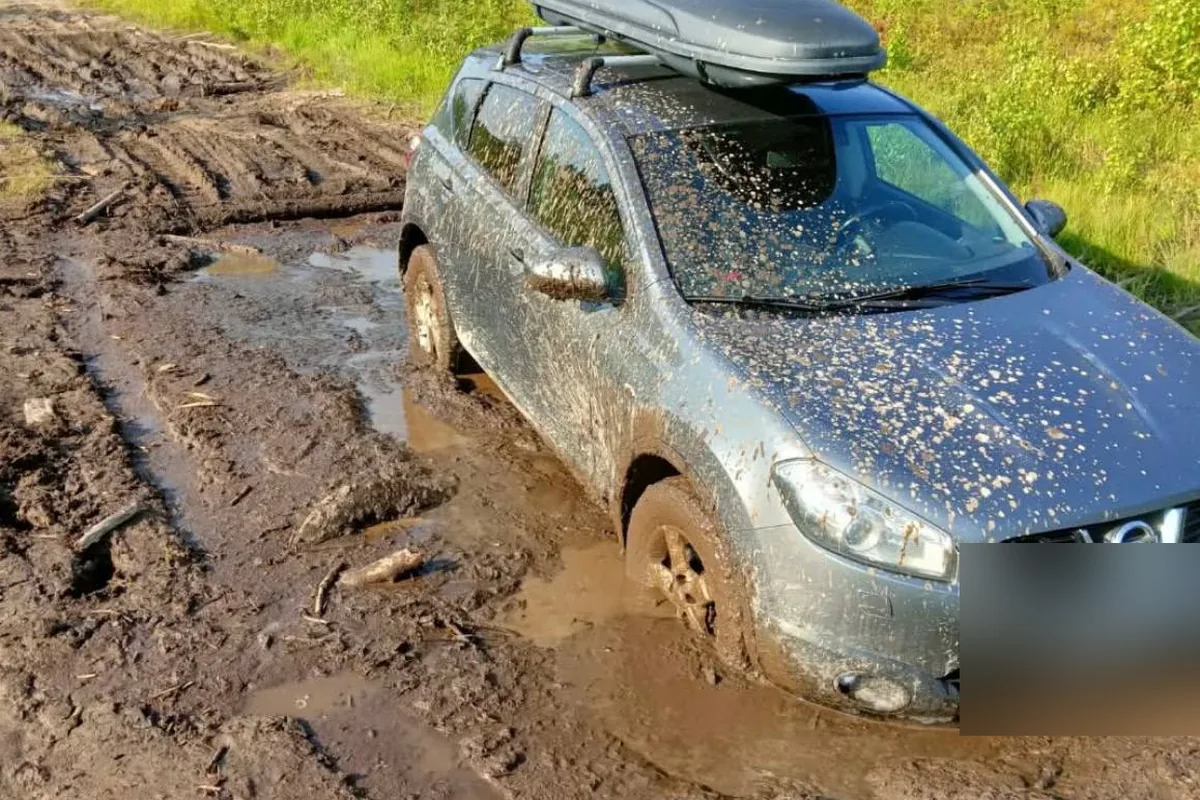 Nissan Qashqai J10 с автобоксом, застрявший в грязи на грунтовке