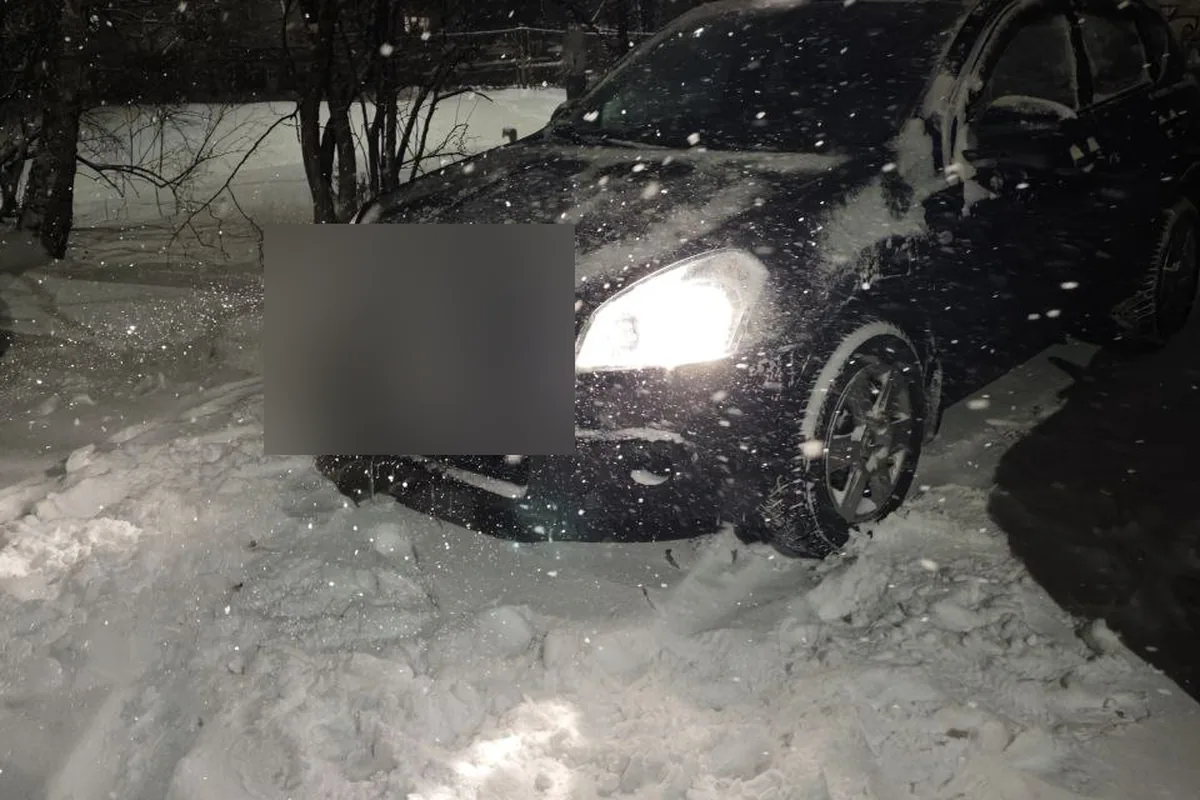 Nissan Qashqai J10 с полным приводом на заснеженном дворе ночью