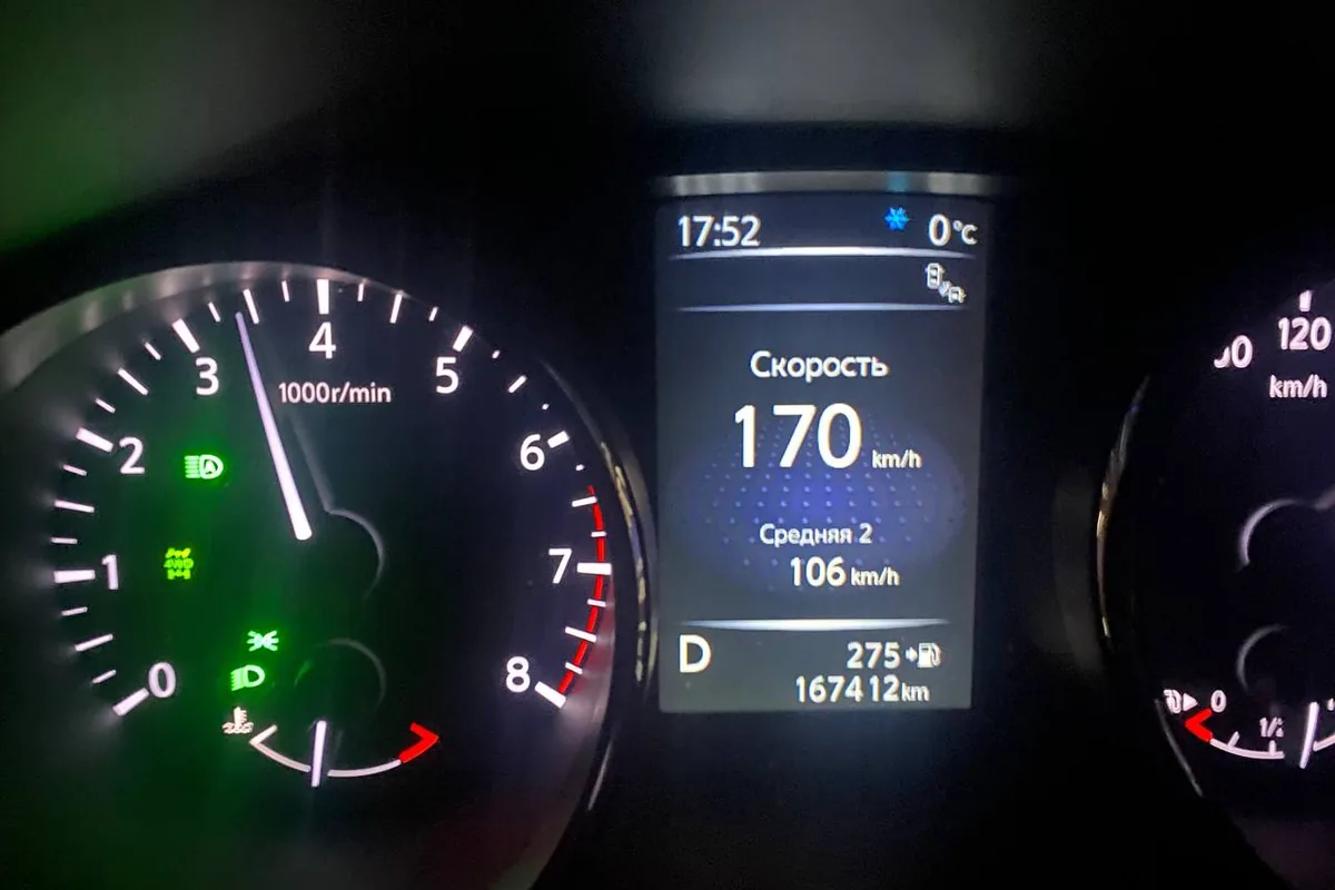 Бортовой компьютер Nissan Qashqai J11 показывает скорость и среднюю скорость