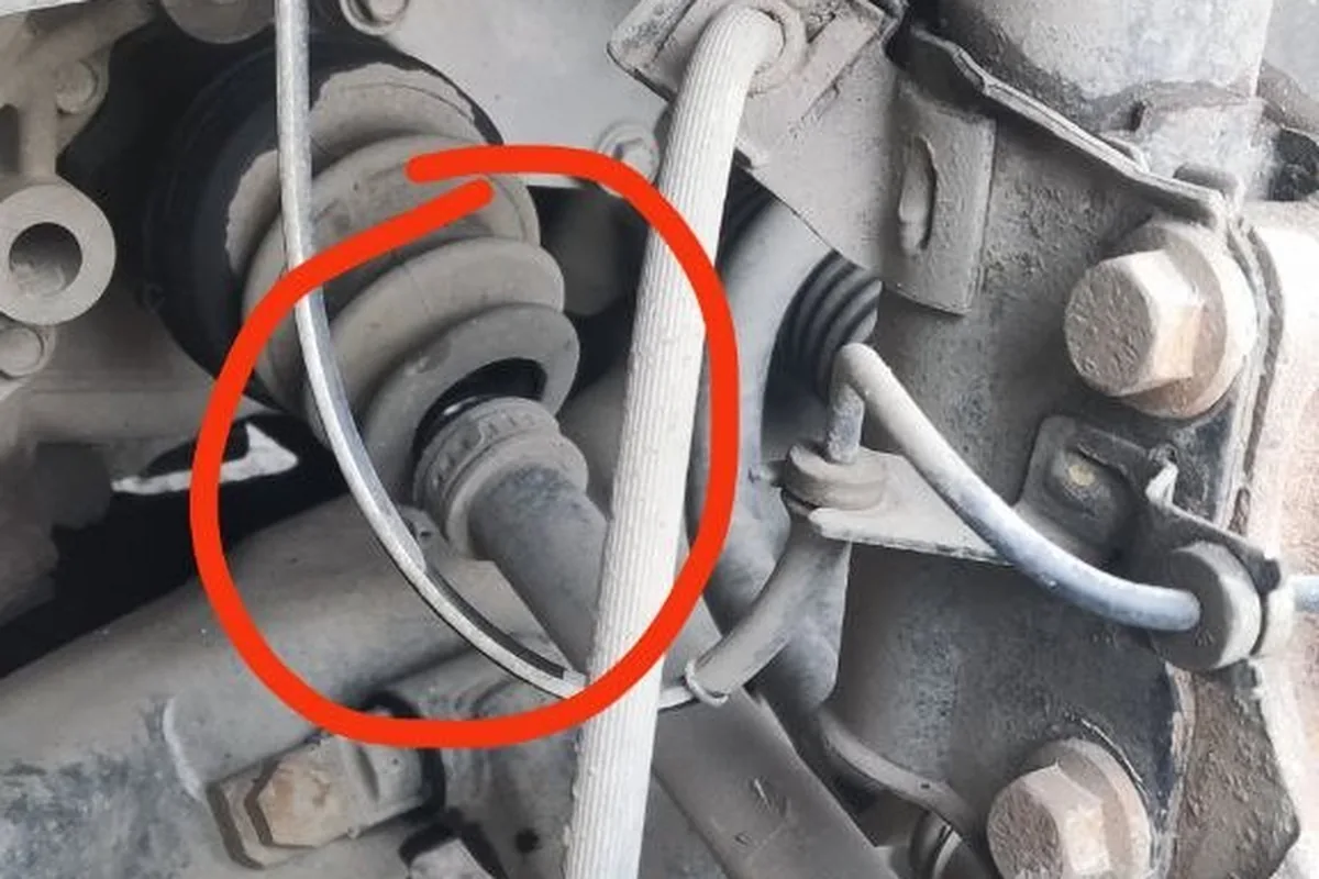 Порванный пыльник внутреннего ШРУСа Nissan Qashqai