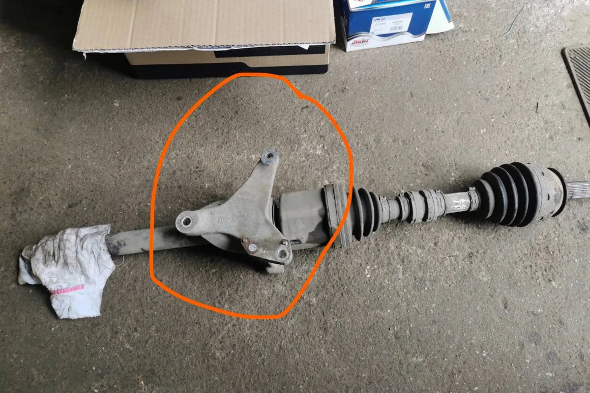 Правый привод Nissan Qashqai с кронштейном подвесного подшипника