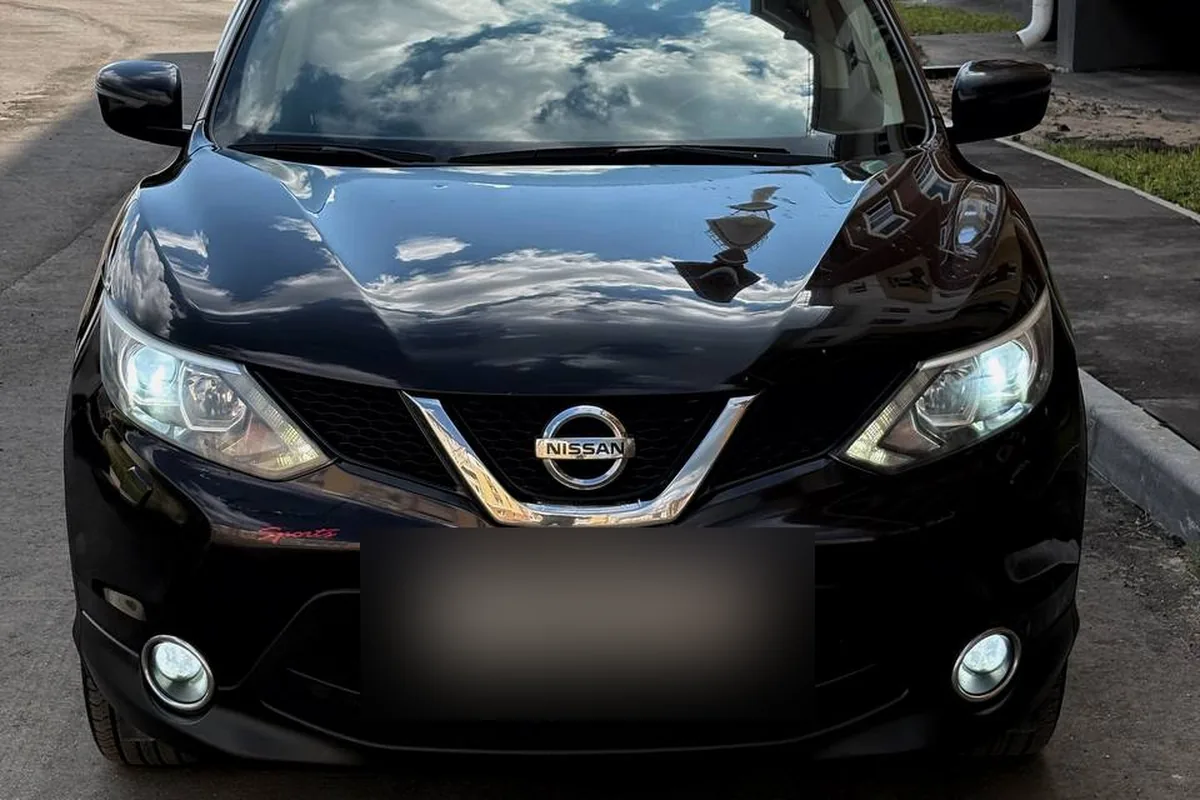 Чёрный Nissan Qashqai J11 2014 года спереди перед продажей