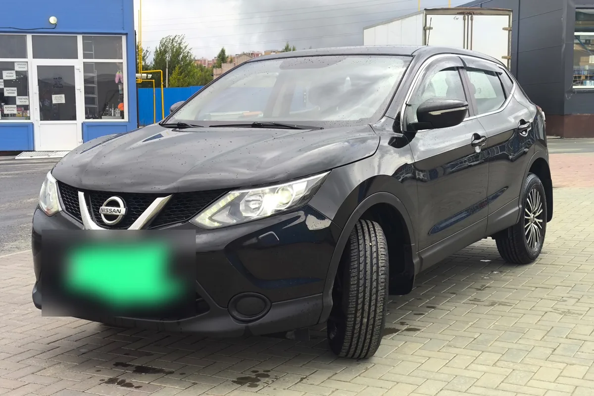 Чёрный британский Nissan Qashqai J11 2014 года на площадке
