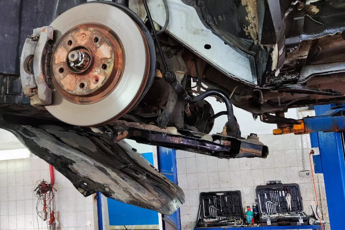 Nissan Qashqai J11 на подъёмнике со снятым колесом при переборке рейки