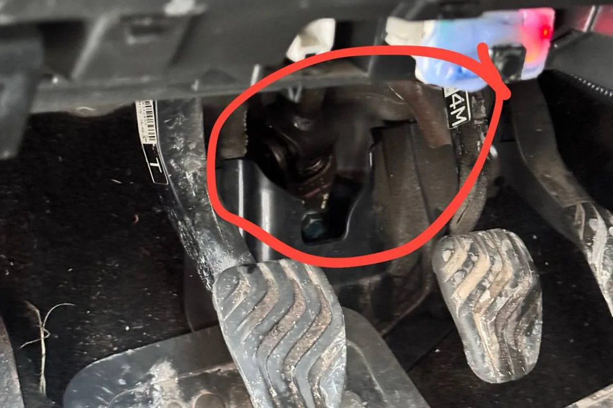 Рулевой кардан Nissan Qashqai J11, видимый из салона у педалей