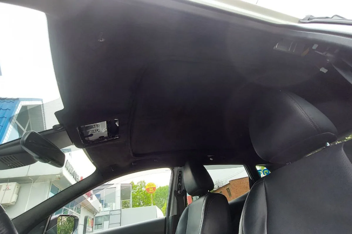 Перетянутый в чёрный потолок Nissan Qashqai J11 с панорамой