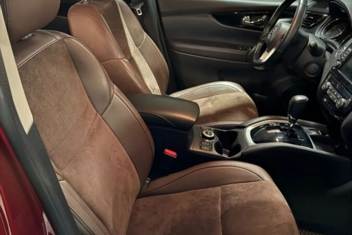 Салон Nissan Qashqai J11 с коричневыми сиденьями из кожи и алькантары
