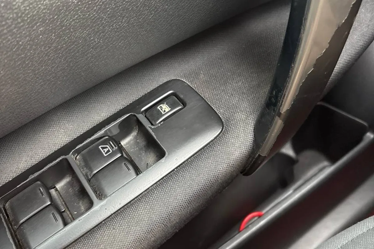 Облезшая накладка ручки двери Nissan Qashqai J11 у кнопок стеклоподъёмников