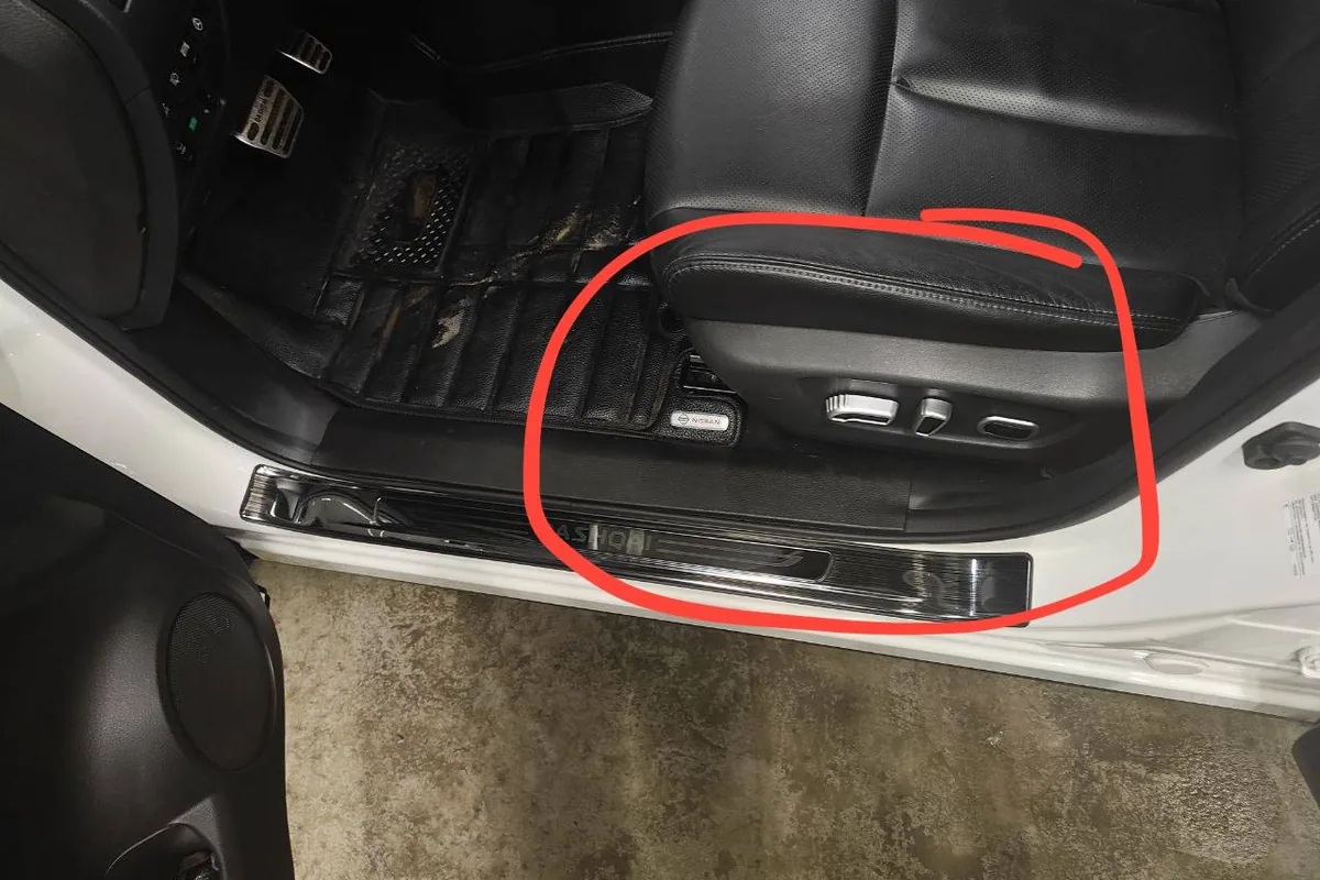 Кнопки электрорегулировки водительского сиденья Nissan Qashqai J11
