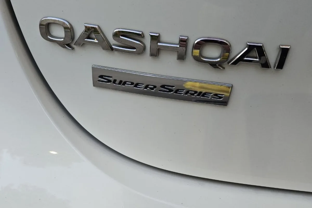 Шильдик Super Series на крышке багажника Nissan Qashqai J11