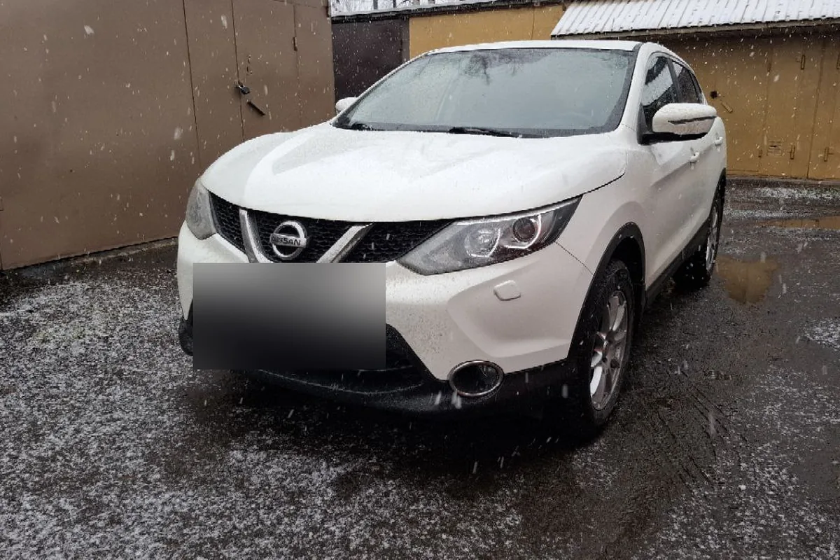 Белый Nissan Qashqai J11 британской сборки 2014 года спереди