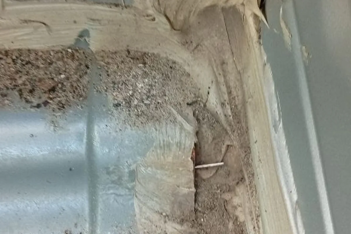 Песок в углу пола у заднего пассажира Nissan Qashqai