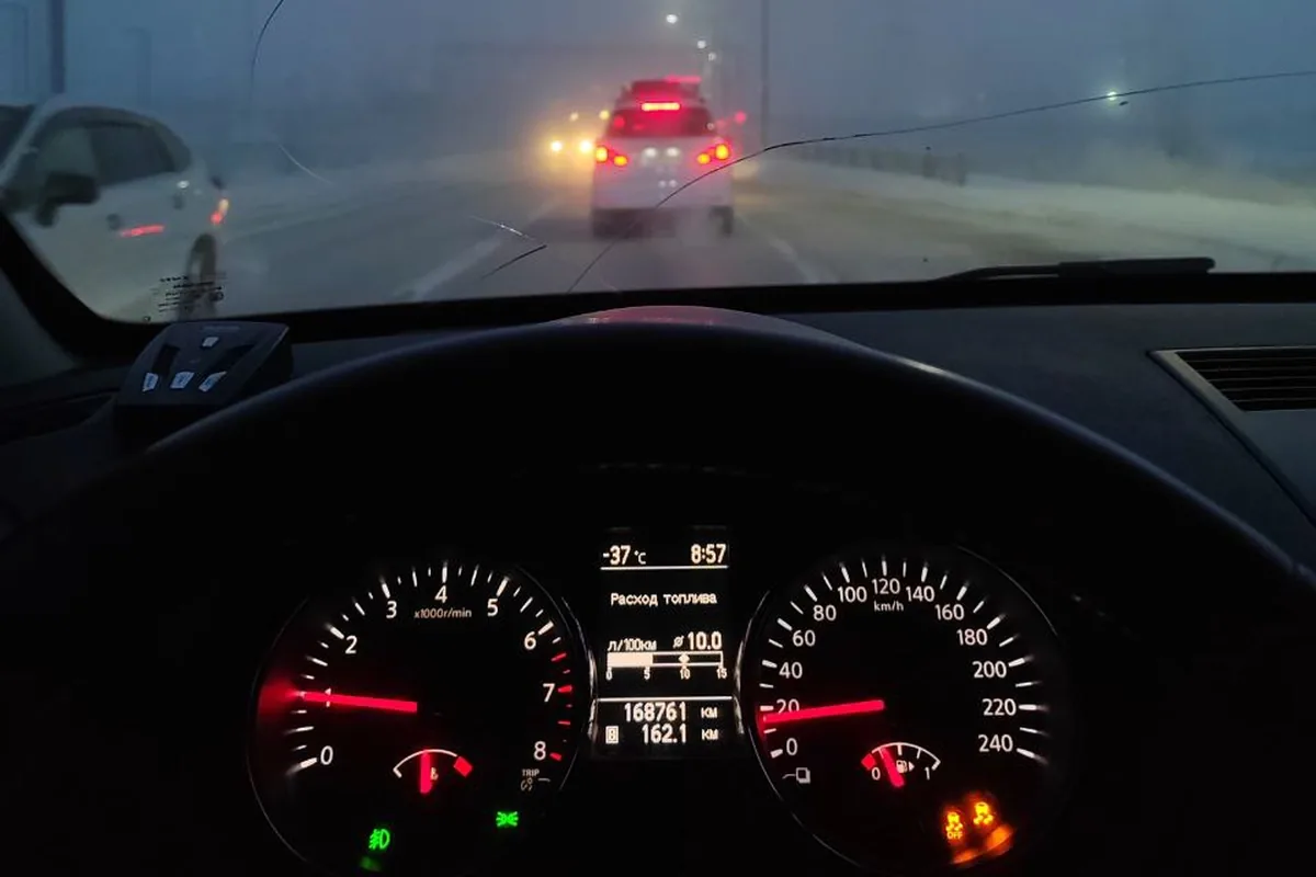 Приборная панель Nissan Qashqai J10 зимой в сильный мороз