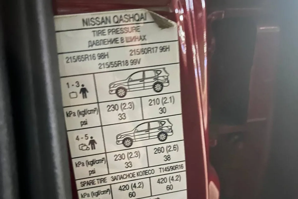Табличка давления в шинах на стойке двери Nissan Qashqai