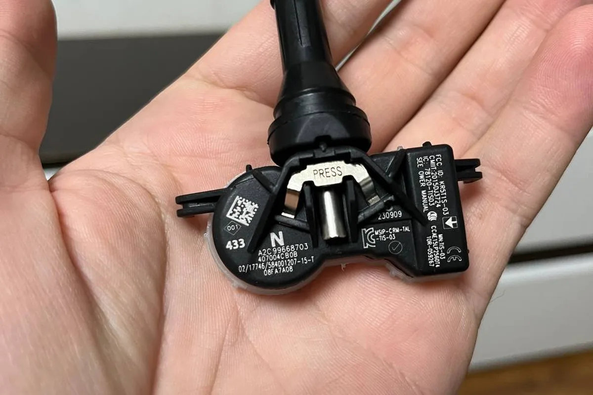 Датчик давления в шинах TPMS для Nissan Qashqai на ладони