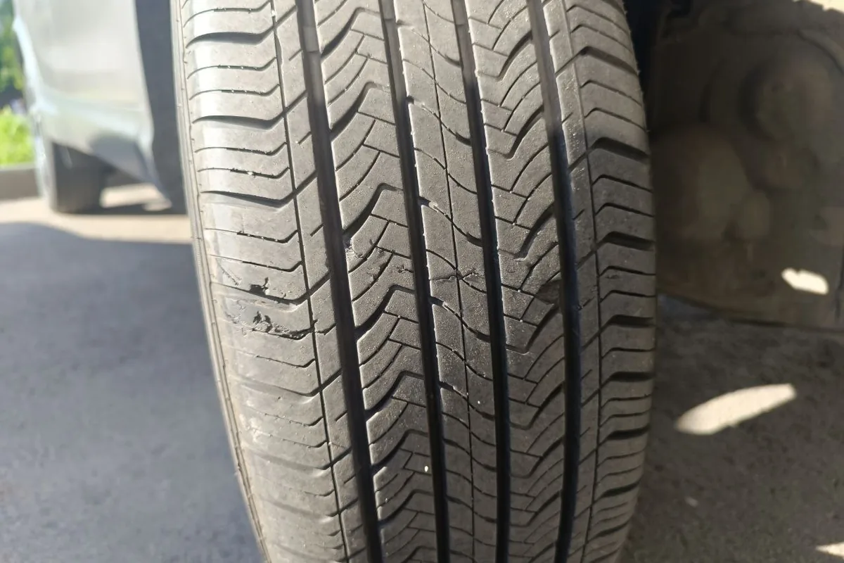 Растрескавшийся протектор летней шины Maxxis на Nissan Qashqai