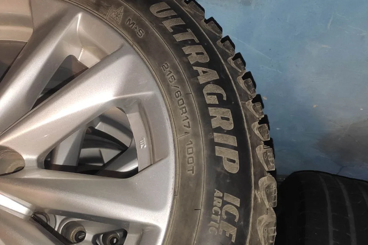 Маркировка зимней шины Goodyear UltraGrip Ice Arctic 215/60 R17