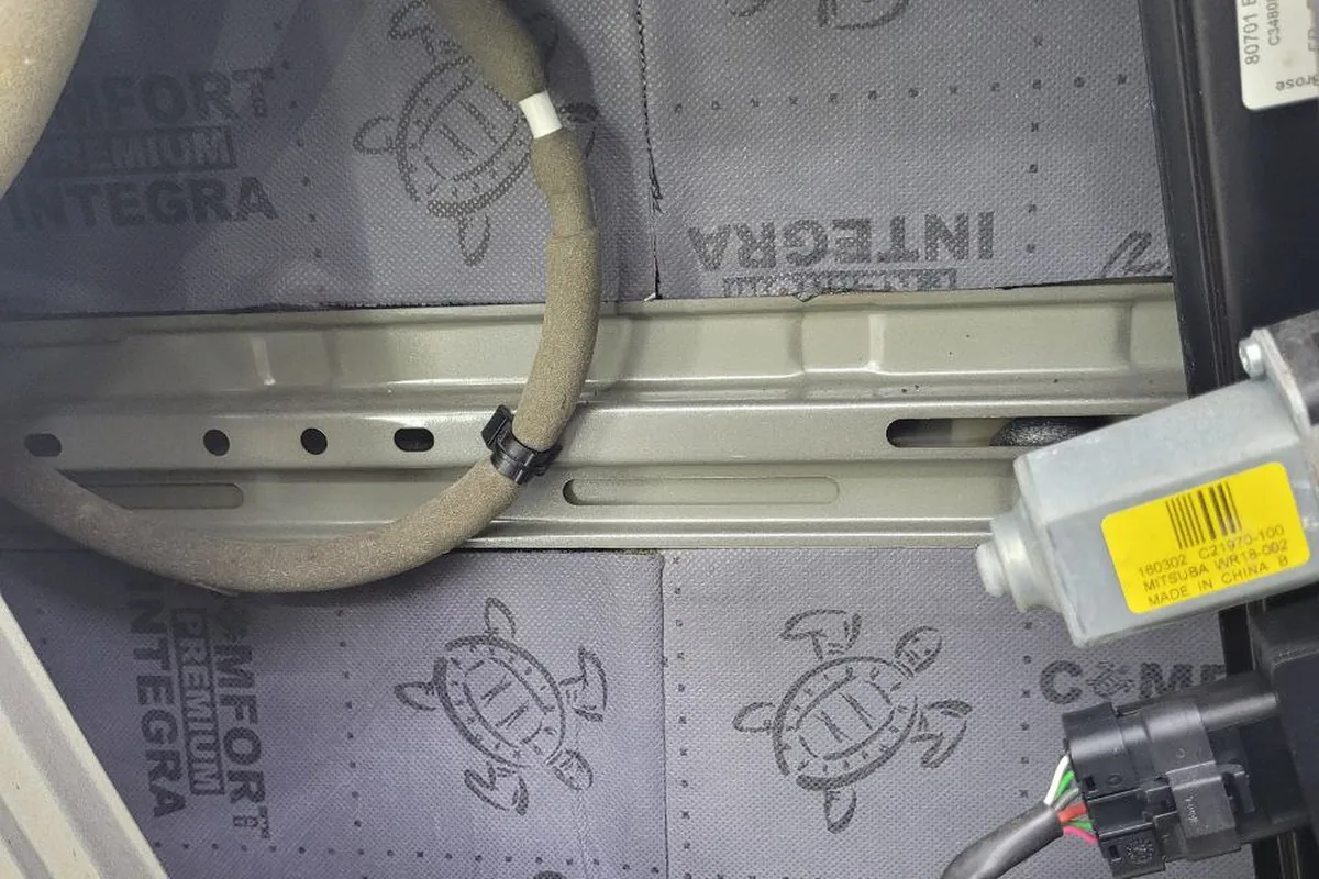 Шумоизоляция передней двери Nissan Qashqai J11 материалом Comfort